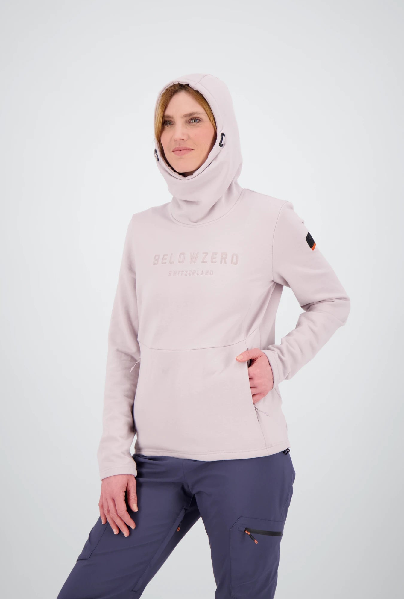 Frontansicht mit Kapuze des Damen Tech Hoodie Sion von Belowzero in magnolia cloud