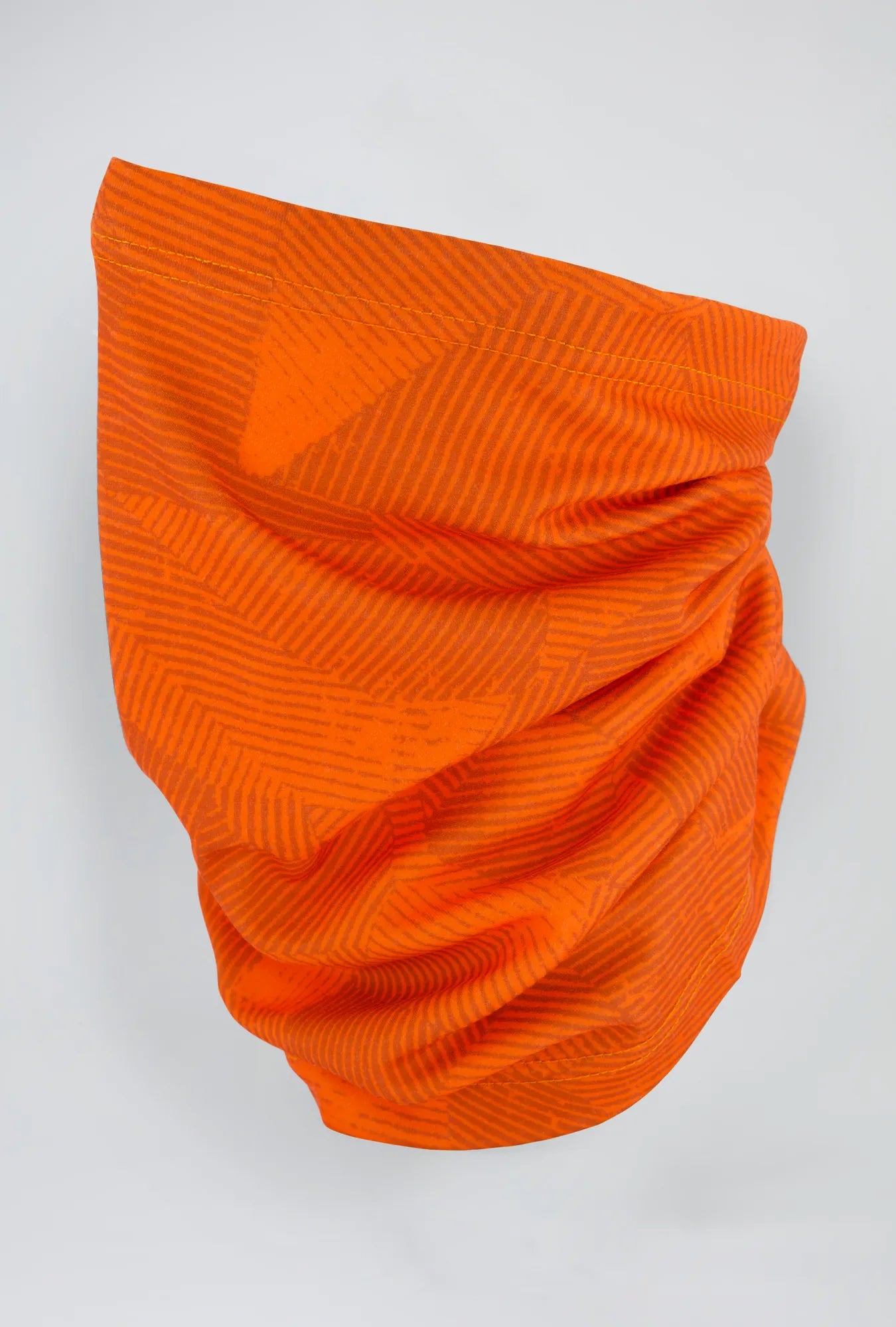Unisex Belowzero Schlauchschal in rust Orange angezogen an Puppe