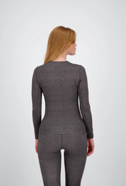 Rückseite einer Dame die ein dunkelgrau meliertes Medium Light Longsleeve Shirt von Belowzero trägt