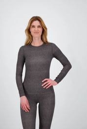 Vorderseite einer Dame die ein dunkelgrau meliertes Medium Light Longsleeve Shirt von Belowzero trägt