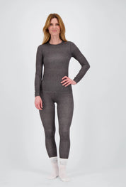 Fullbody-Ansicht einer Dame die ein dunkelgrau meliertes Medium Light Longsleeve Shirt von Belowzero trägt