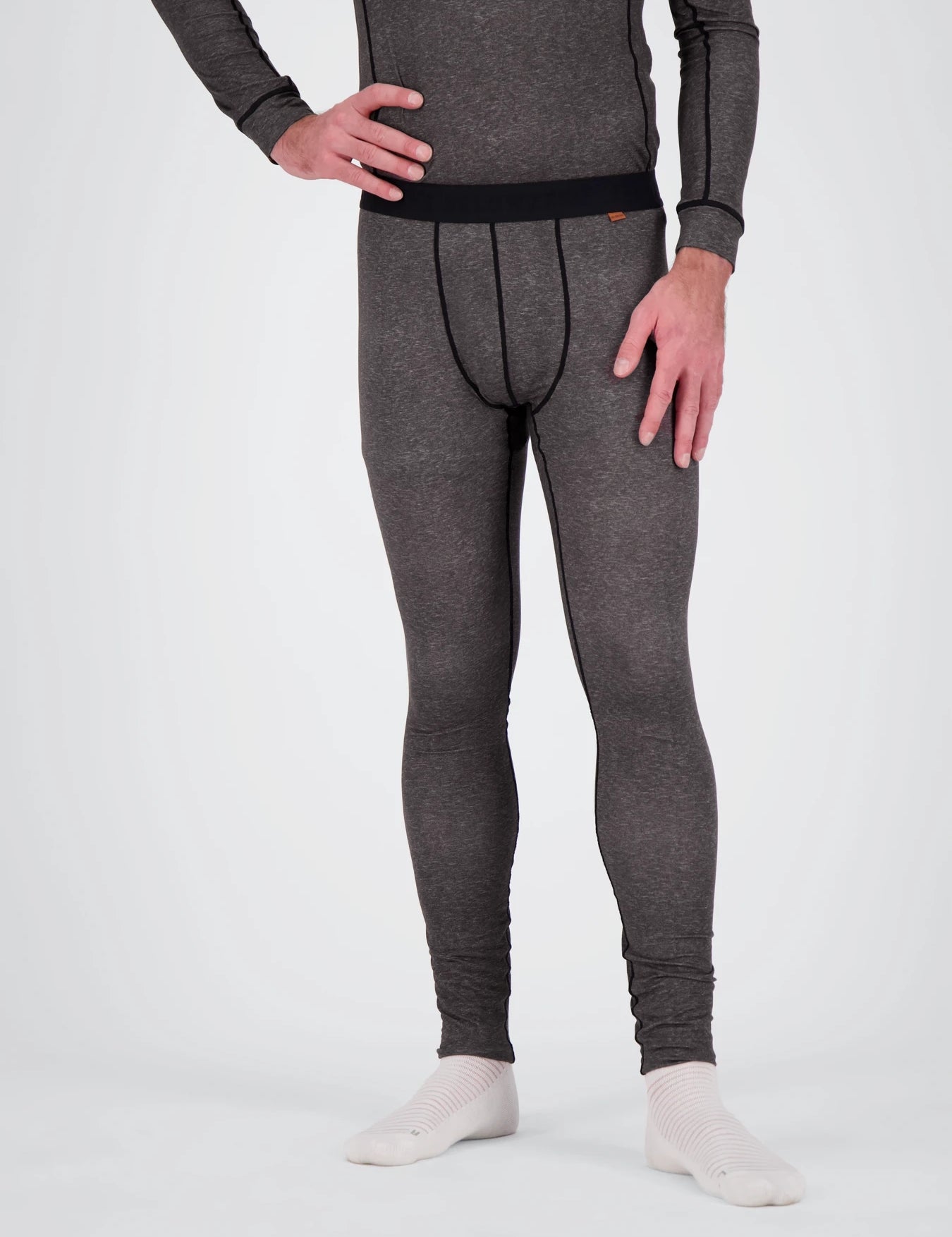 Eine Unterkörperrückenansicht eines Herren der ein dunkelgrau meliertes Medium Light Longpant von Belowzero trägt