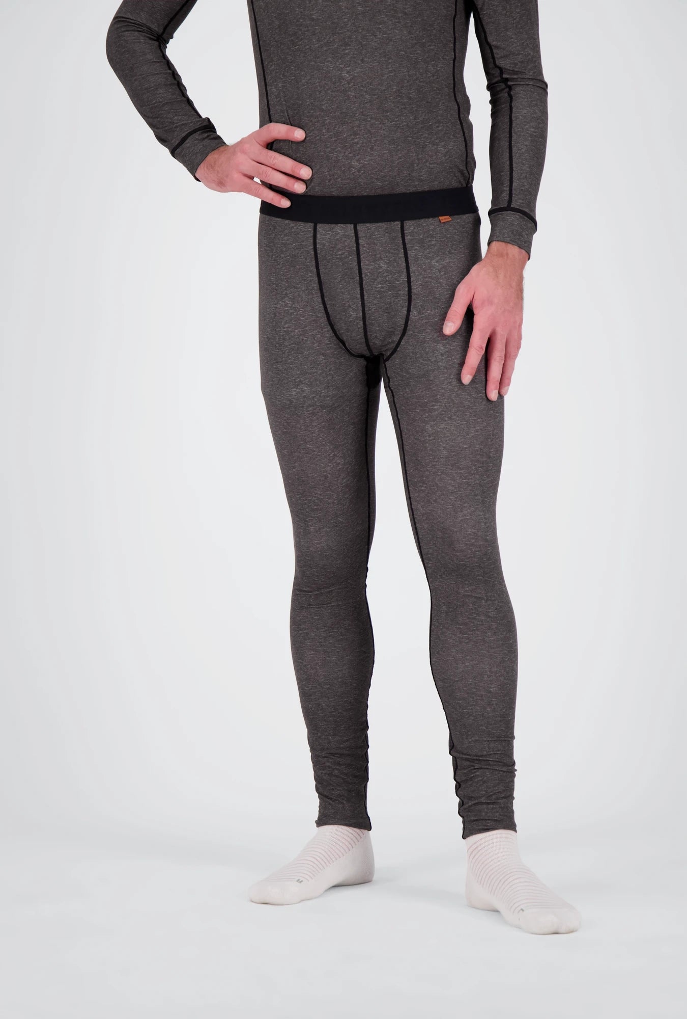 Eine Unterkörperrückenansicht eines Herren der ein dunkelgrau meliertes Medium Light Longpant von Belowzero trägt