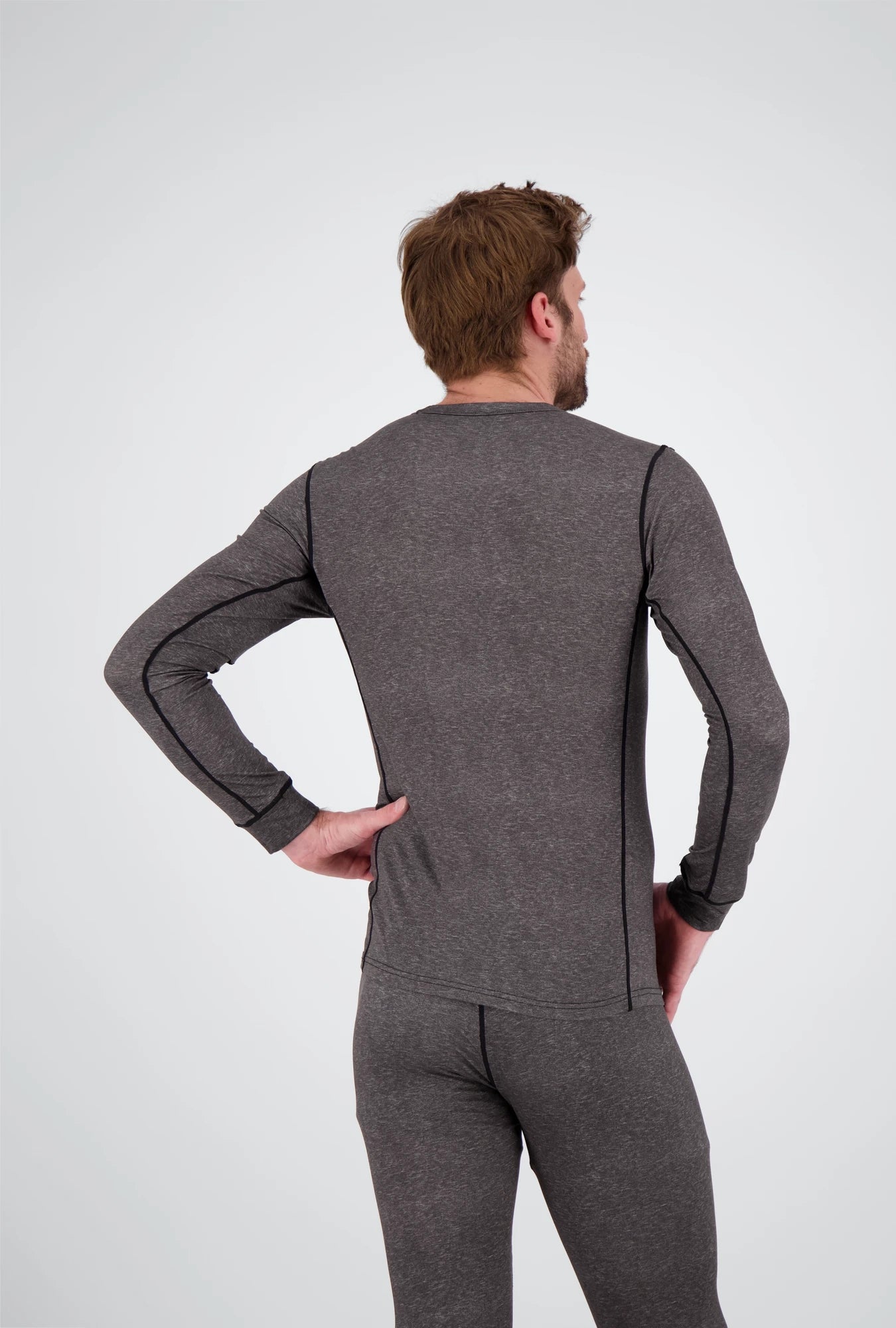 Eine Rückenansicht eines Herren der ein dunkelgrau meliertes Medium Light Longsleeve Shirt von Belowzero trägt