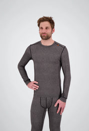 Eine Frontansicht eines Herren der ein dunkelgrau meliertes Medium Light Longsleeve Shirt von Belowzero trägt