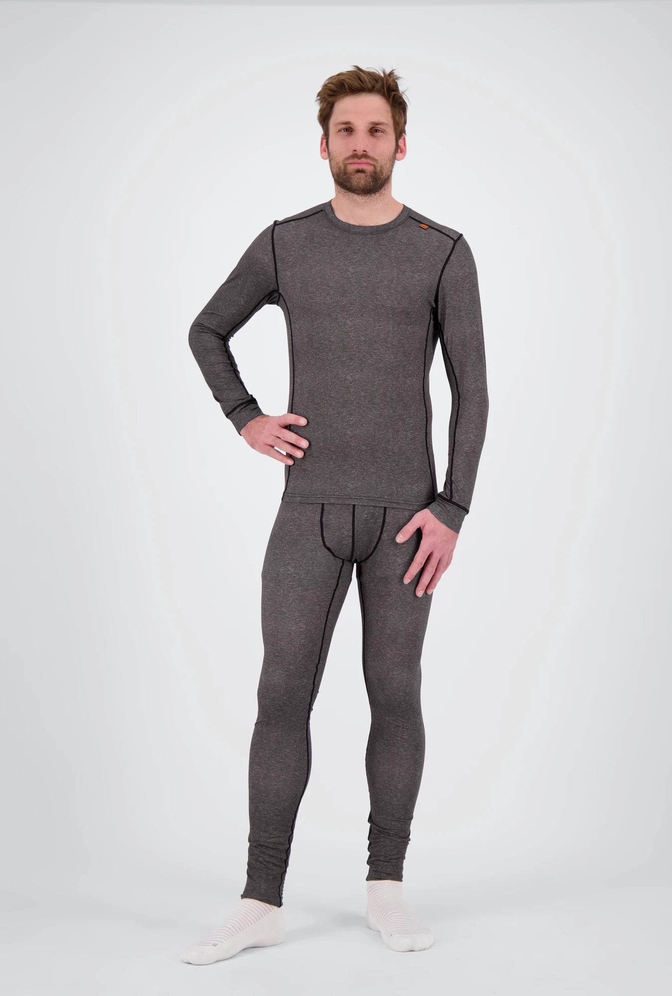 Eine Fullbody-Ansicht eines Herren der ein dunkelgrau meliertes Medium Light Longsleeve Shirt von Belowzero trägt