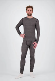Eine Fullbody-Ansicht eines Herren der ein dunkelgrau meliertes Medium Light Longsleeve Shirt von Belowzero trägt