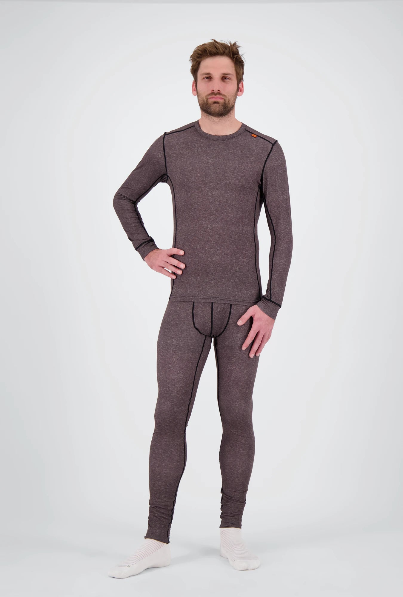 Eine Gesamtkörperansicht eines Herren der ein dunkelgrau meliertes Medium Light Longsleeve Shirt und Pants von Belowzero trägt