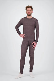 Eine Gesamtkörperansicht eines Herren der ein dunkelgrau meliertes Medium Light Longsleeve Shirt und Pants von Belowzero trägt