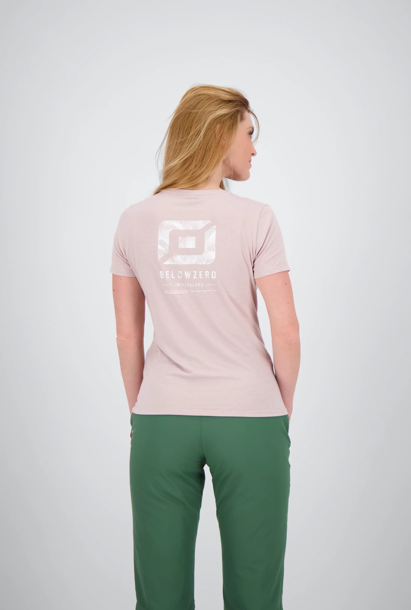 Rückenansicht des magnolia cloud sportlichen Damen T-Shirts Spiez von Belowzero