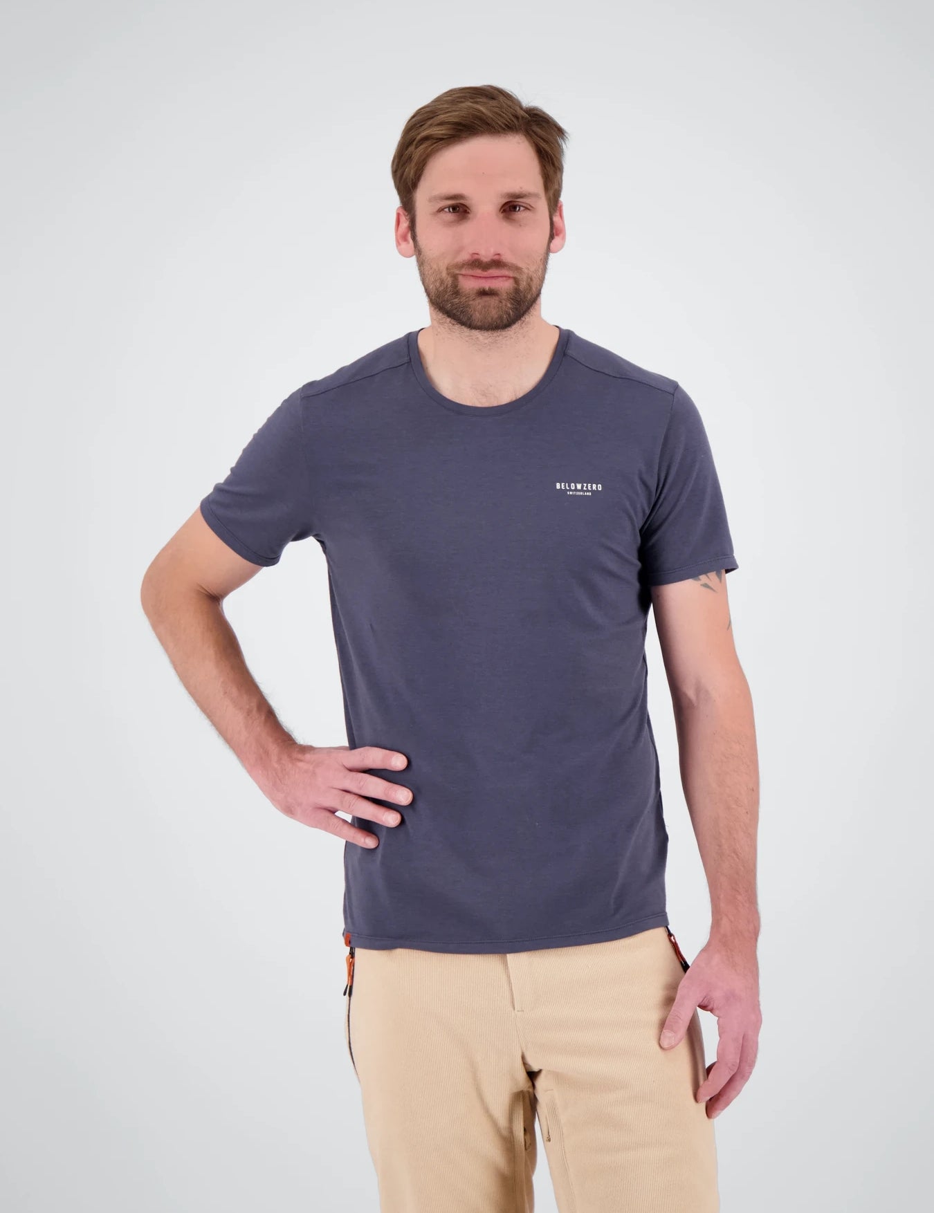 Frontansicht des navy sportlichen Herren T-Shirts Thun von Belowzero
