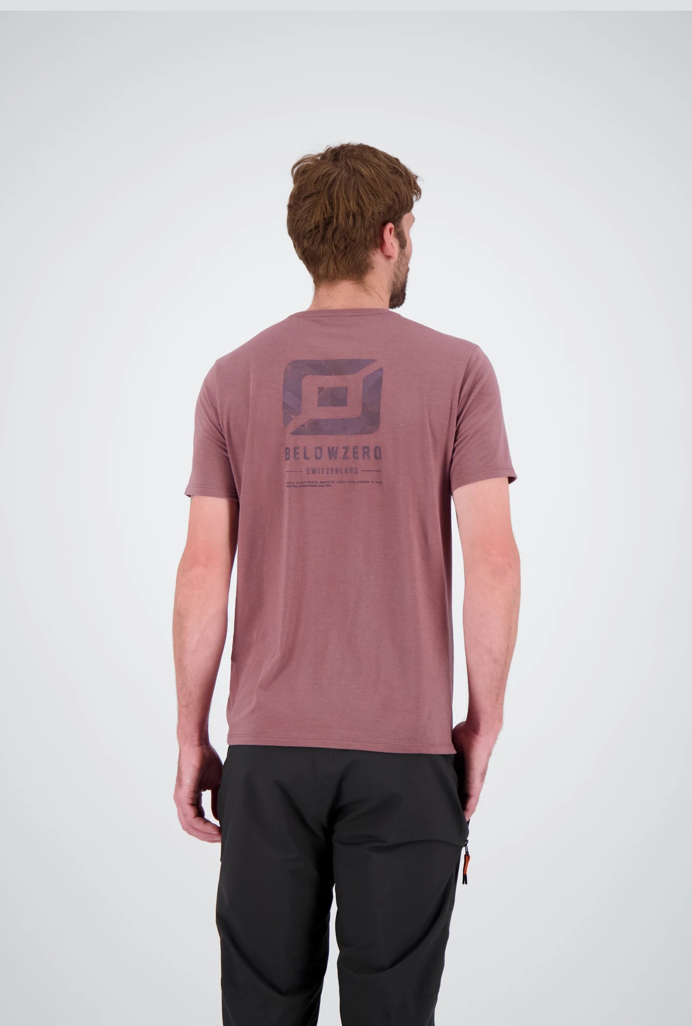 Rückenansicht des mauve sportlichen Herren T-Shirts Thun von Belowzero